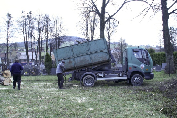 Kácení u hřbitova v Tylovicích duben 2012 049