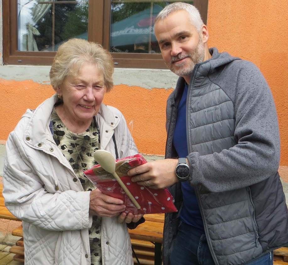 Petr Slovák, předseda Spolku Tylovjané,  předává cenu Heleně Škarpové.