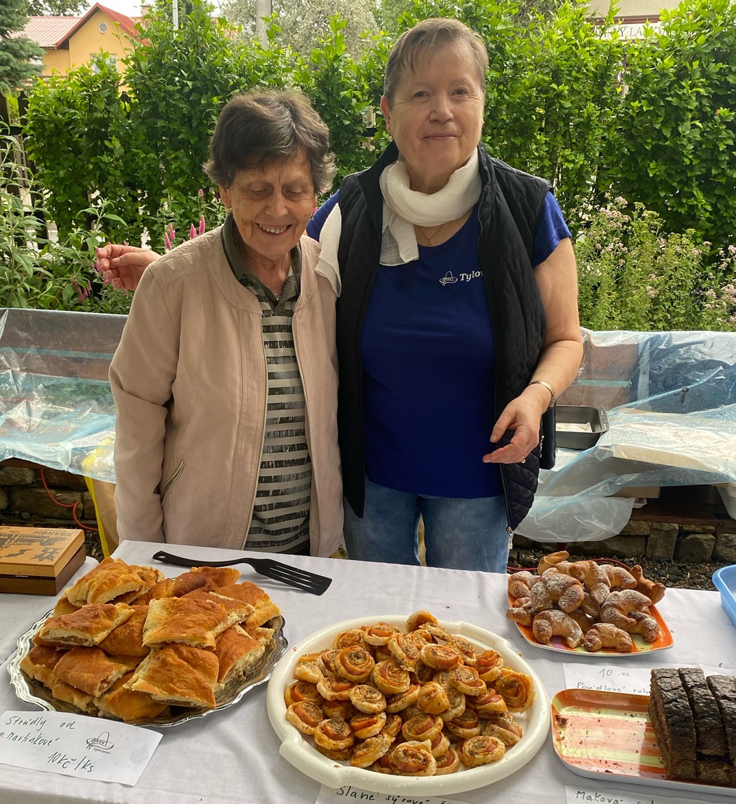 Dobroty od Tylovjanek prodávala Alenka a Libuška. 